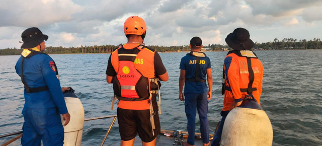Pencarian sebuah perahu pengangkut 10 warga Desa Karatat, Kecamatan Wuarlabobar, yang mengalami kecelakaan laut di Perairan Korba Nleka (Kerbau Jatuh), Kabupaten Kepulauan Tanimbar, pada Selasa (10/2/2026). Foto: Dok. Polda Maluku