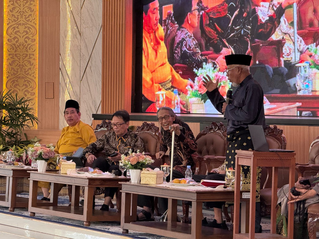 Sejarawan Nasional Prof Dr Anhar Gonggong dalam acara Simposium Siak Sebagai Pusat Peradaban Melayu, 10 Februari 2026, di Balairung Datuk Empat Suku, Siak, Riau./ Foto koleksi penulis