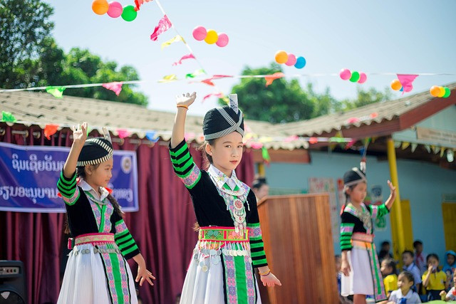 Anak-anak sedang menampilkan tarian tradisional. Sumber foto: pixabay.com