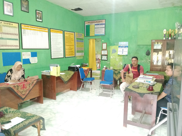Penampakan ruang guru SDN Jelbuk 02 di Kecamatan Jelbuk, Kabupaten Jember, Jawa Timur, Kamis (12/2/2026). Foto: kumparan