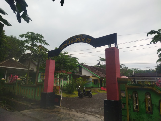 Penampakan gerbang SDN Jelbuk 02 di Kecamatan Jelbuk, Kabupaten Jember, Jawa Timur, Kamis (12/2/2026). Foto: kumparan