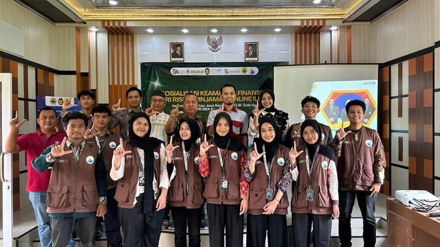 Sosialisasi Keamanan Finansial dari Risiko Pinjaman Online Ilegal Bersama Kelompok KKN UNS 134, Otoritas Jasa Keuangan (OJK) Solo, dan BPR BKK Karangmalang. 