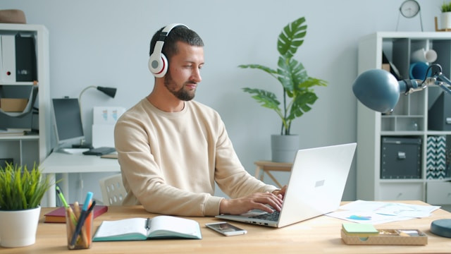 Ilustrasi headset untuk meeting online. Foto: Vitaly Gariev/Unsplash