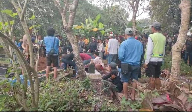 Korban tewas imbas miras oplosan dimakamkan di Subang. Foto: Dok. Polres Subang
