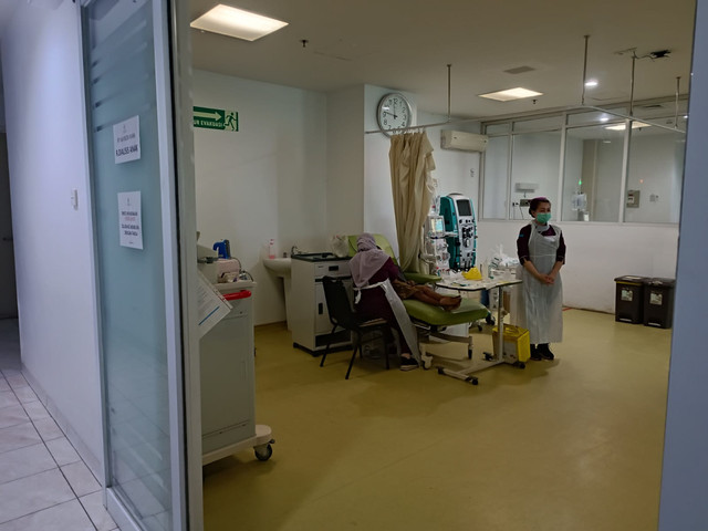 Suasana pelayanan di Ruang Dialisis Anak RSCM untuk menangani pasien anak yang memerlukan cuci darah rutin pada Kamis (12/2/2026). Foto: Ryan Iqbal/kumparan
