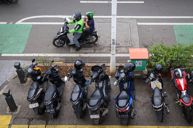 Trotoar di kawasan Salemba, Jakarta Pusat, dipadati pedagang kaki lima (PKL) serta kendaraan parkir pada Kamis (12/2/2026). Foto: Iqbal Firdaus/kumparan