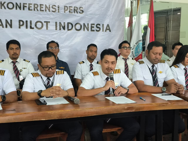 Konferensi pers Ikatan Pilot Indonesia (IPI) terkait penembakan yang menewaskan dua pilot Smart Cakrawala Aviation (Smart Air) saat mendarat di Bandara Koroway Batu (Danowage), Distrik Yaniruma, Kabupaten Boven Digoel, Papua Selatan. Foto: kumparan