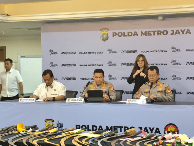 Direskrimum Polda Metro Jaya Kombes Pol Iman Imanudin, Kabid Humas Polda Metro Jaya Kombes Pol Budi Hermanto, dan Dirsamapta Polda Metro Jaya Kombes Pol Wahyu Dwi Ariwibowo saat pers hasil operasi Pekat Jaya 2026 di Polda Metro Jaya pada Kamis (12/2) Foto: Luthfi Humam/kumparan