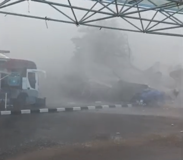 Angin kencang terjang kawasan Stadion Gelora Pakansari, Cibinong, Kabupaten Bogor, Kamis (12/2/2026) dok Istimewa