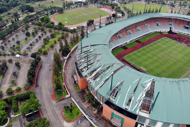 Foto udara kondisi atap Stadion Pakansari yang rusak di Kabupaten Bogor, Jawa Barat, Kamis (12/2/2026). Foto: Yulius Satria Wijaya/ANTARA FOTO