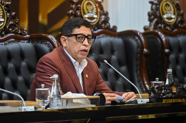 Ketua Badan Legislasi (Baleg) DPR Bob Hasan membuka rapat kerja bersama Kementerian Haji dan Umrah di Kompleks Parlemen, Senayan, Jakarta, Kamis (12/2/2026). Foto: Rivan Awal Lingga/ANTARA FOTO