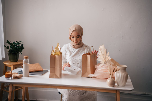 Ilustrasi contoh bio Instagram bisnis hijab. Foto: Pexels