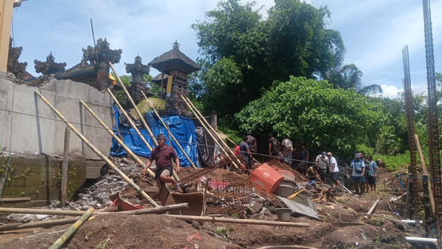 Proses evakuasi buruh tertimpa tanah longsor di Bali Foto: Dok. BPBD Gianyar