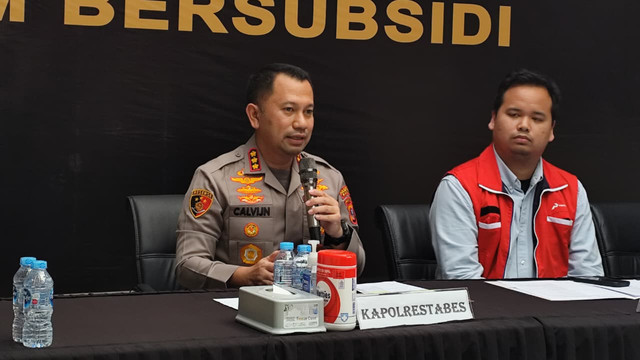 Kapolrestabes Medan, Kombes Pol Jean Calvijn Simanjuntak (kiri) dan Sales Branch Manager Medan IV Fuel Pertamina Patra Niaga Sumbagut, Hanif Rajasa (tengah) saat konferensi pers terkait penyelewengan BBM bersubsidi di Polrestabes Medan, Kamis (12/2). Foto: Amar Marpaung/kumparan