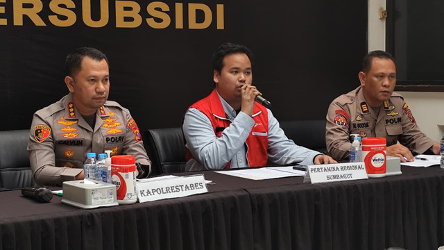 Kapolrestabes Medan, Kombes Pol Jean Calvijn Simanjuntak (kiri) dan Sales Branch Manager Medan IV Fuel Pertamina Patra Niaga Sumbagut, Hanif Rajasa (tengah) saat konferensi pers terkait penyelewengan BBM bersubsidi di Polrestabes Medan, Kamis (12/2). Foto: Amar Marpaung/kumparan