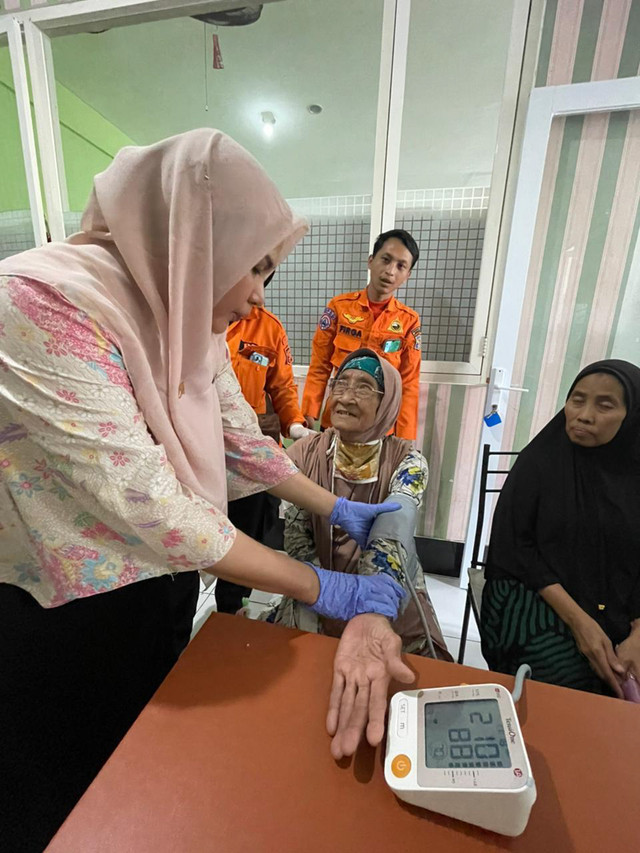 Nenek Kartini dibawa petugas Dinsos Surabaya ke Griya Werdha  Foto: Dok. Dinsos Kota Surabaya