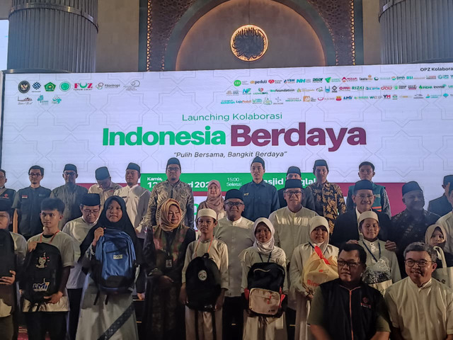 Kolaborasi 'Indonesia Berdaya' memberikan santunan kepada para anak yatim di Masjid Istiqlal, Kamis (12/2). Foto: Ryan Iqbal/kumparan