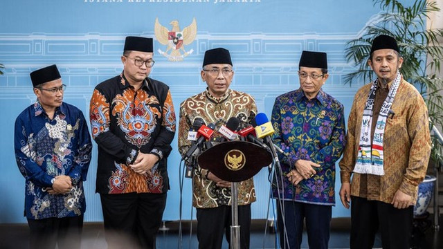 Konferensi pers bersama pimpinan ormas Islam hingga Menag Nasaruddin Umar usai pertemuan dengan Presiden Prabowo Subianto di Istana Kepresidenan Jakarta, Selasa (3/2). (ANTARA FOTO/BAYU PRATAMA S)