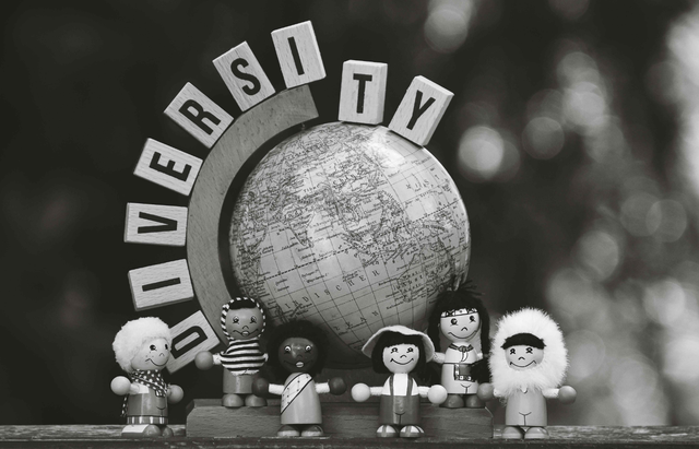 Ilustrasi keberagaman budaya dan bahasa dalam masyarakat global. Sumber foto: Pexels.com by Alexas Fotos