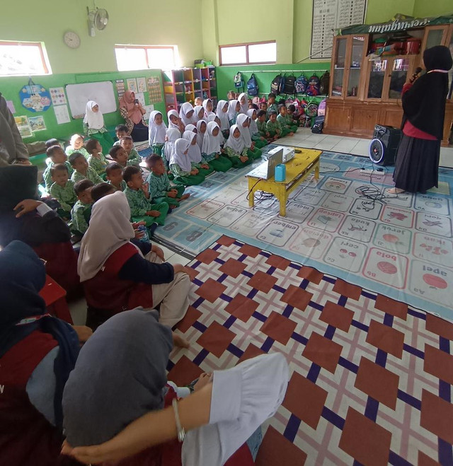 Pemaparan Materi dari Mahasiswa KKN Universitas Peradaban