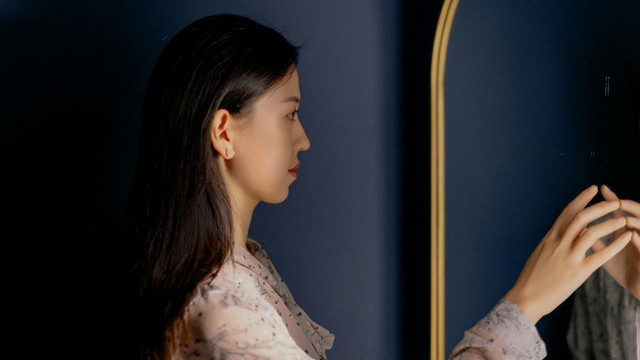 Ada hari ketika kita bercermin dan merasa asing pada diri sendiri, dan sering kali, justru dari situlah perjalanan pulang dimulai. (Sumber: Unsplash)