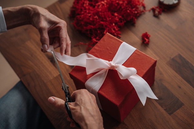 Ilustrasi kado Valentine. Foto: Unsplash