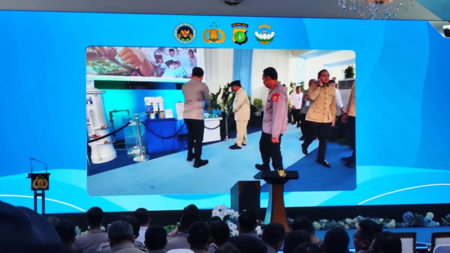 Prabowo di SPPG Polri di Palmerah. Dok: Jonathan/kumparan