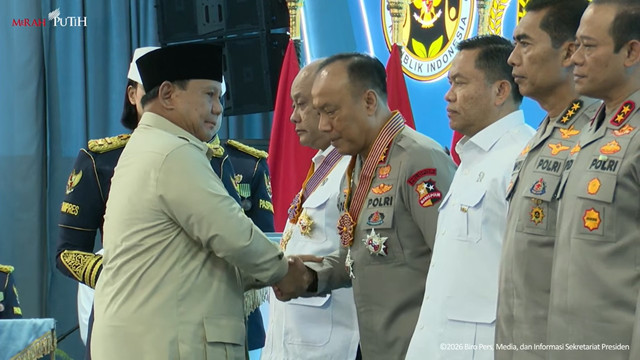 Presiden Prabowo (kiri) tiba dalam acara peresmian 1.072 SPPG dan 18 Gudang Ketahanan Pangan serta Groundbreaking 107 SPPG Polri, (13/2). Foto: YouTube/ Sekretariat Presiden