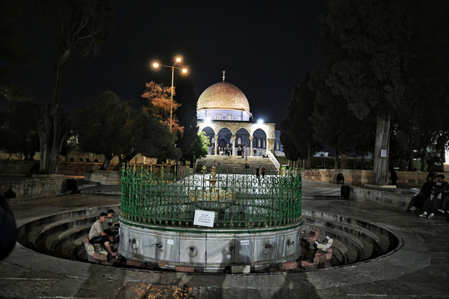Umat Islam mengambil air wudhu dengan latar belakang Masjid Dome of the Rock di Komplek Al-Aqsa, kawasan Kota Tua Yerussalem, Kamis (12/2/2026). Foto: ANTARA FOTO/Muhammad Adimaja
