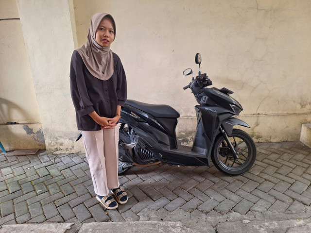 Perempuan bernama Shinta (tengah) yang motornya sempat dirampas pria mabuk. Foto: Dok. Polresta Yogyakarta