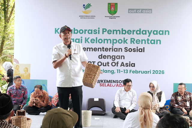 Wamensos Agus Jabo meninjau pelatihan kerajinan anyaman eceng gondok di Balai Ekonomi Desa (Balkondes) Bumiharjo, Magelang, Jawa Tengah, Kamis (12/2/2026).  Foto: Kemensos RI