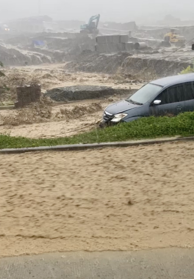 Momen sebuah mobil di Desa Cijayanti hanyut terbawa air deras. Dok: Istimewa