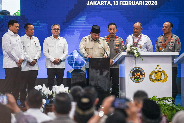 Presiden Prabowo Subianto meresmikan secara serentak 1.072 Satuan Pelayanan Pemenuhan Gizi (SPPG) Polri se-Indonesia di SPPG Palmerah, Jakarta, Jumat (13/2/2026). Foto: Galih Pradipta/ANTARA FOTO