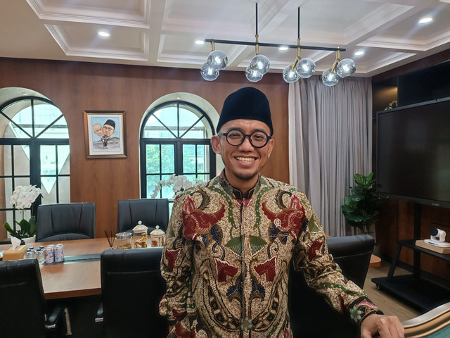 Wakil Menteri Haji dan Umrah, Dahnil Anzar saat ditemui di kantor Kementerian Haji dan Umrah pada Jumat (13/2). Foto: Ryan Iqbal/kumparan