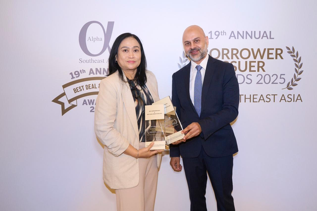 Treasury Division Head PT Pegadaian, Luh Putu Andarini (kiri) menerima penghargaan Best Sovereign Sukuk dan Best Social Bonds in Asia 2025 pada ajang 19th Annual Borrower Issuer Awards 2025 di The Fullerton Hotel, Singapura pada Kamis (12/02). Foto: Dok. Pegadaian
