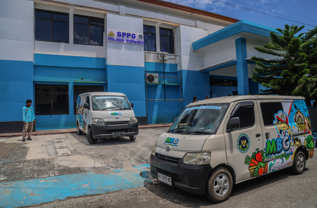 Dua mobil operasional untuk program Makan Bergizi Gratis (MBG) terparkir di depan dapur usai peresmian dapur Satuan Pelayanan Pemenuhan Gizi (SPPG) Polres Ternate di Ternate, Maluku Utara, Jumat (13/2/2026). Foto: Andri Saputra/ANTARA FOTO