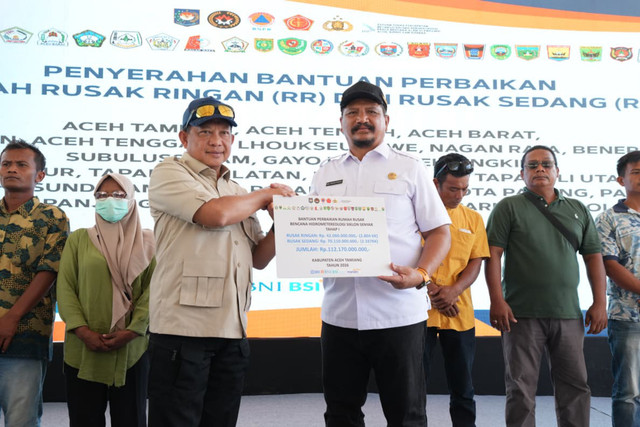 Kasatgas PRR Pascabencana Sumatera Muhammad Tito Karnavian menghadiri penyerahan bantuan perbaikan rumah rusak ringan dan rusak sedang secara serentak dari Aceh Tamiang, Aceh, Jumat (13/2/2026). Foto: Dok. Kemendagri