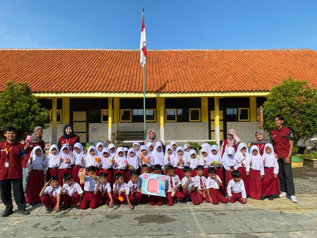 Foto bersama anak-anak kelas 1 SDN Wanatirta 04