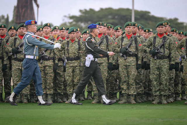 Sebanyak 1.059 personel digelar dalam operasi tersebut, terdiri dari unsur Pomad, Pomal, Pomau, pasukan gabungan TNI, Koopsus, K9 POM, serta sinergi lintas lembaga meliputi Polri, Kejaksaan RI, dan Bea Cukai, serta unsur perhubungan. Foto: Jamal Ramadhan/kumparan