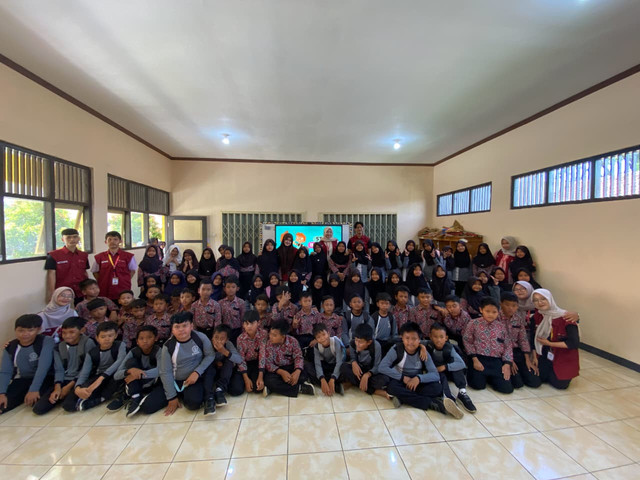 Foto bersama anak-anak kelas 4-5 SDN Wanatirta 04