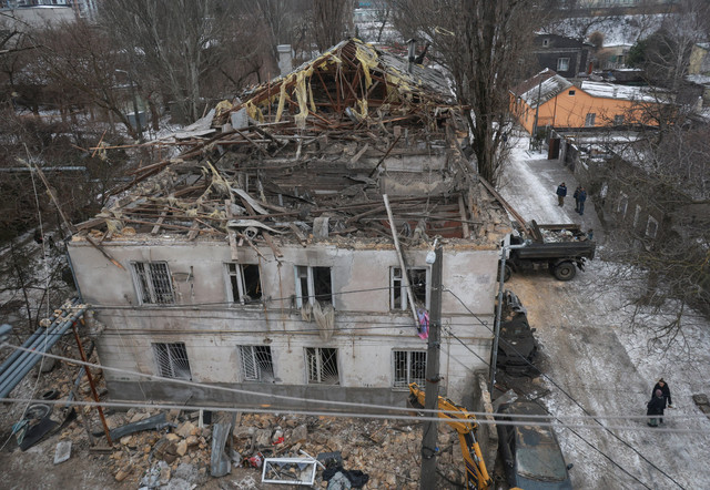 Gedung apartemen yang terkena serangan pesawat tak berawak Rusia, di tengah serangan Rusia terhadap Ukraina, di wilayah Odesa, Ukraina, (4/2/2026). Foto: Nina Liashonok /REUTERS