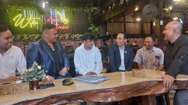 Ressa Rizky Rossano dan tim kuasa hukum. Foto: kumparan