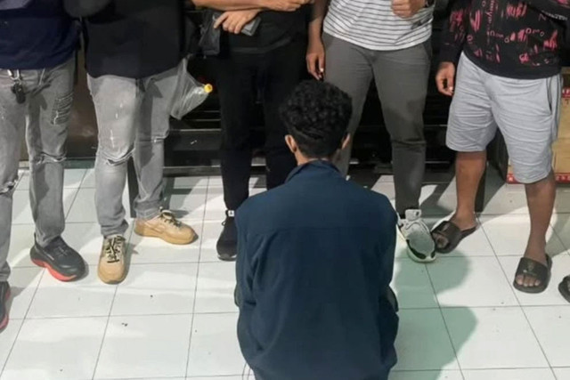 Jitro (duduk di bawah) ditangkap karena memberi minum bayinya miras. Foto: Dok. Istimewa