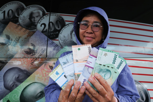 Warga memperlihatkan uang rupiah hasil penukaran di mobil kas keliling Bank Indonesia saat kegiatan Sempurna di halaman Mall Ayani, Pontianak, Kalimantan Barat, Jumat (13/2/2026). Foto: Jessica Helena Wuysang/ANTARA FOTO