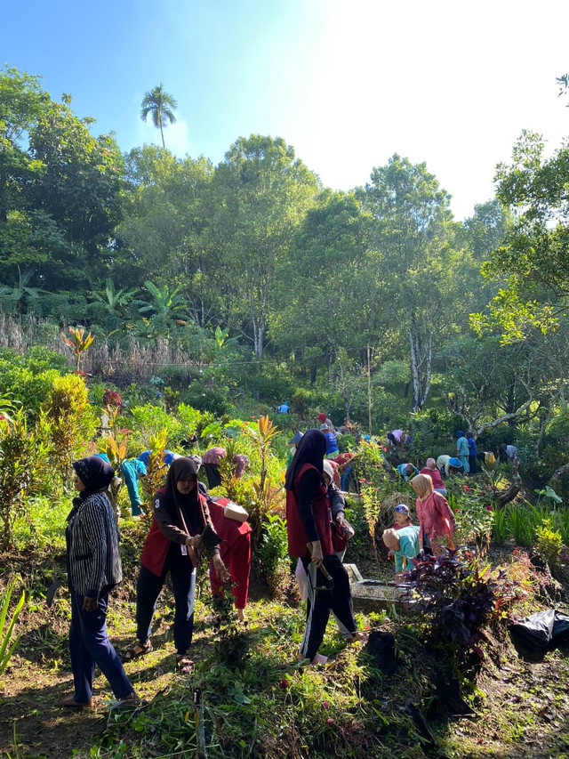 Kerja bakti bersih-bersih maqam