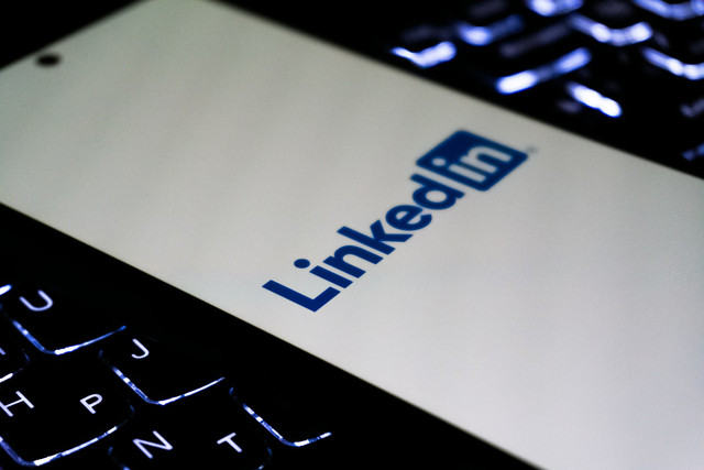 Ilustrasi contoh bio linkedin untuk fresh graduate. Foto: Unsplash
