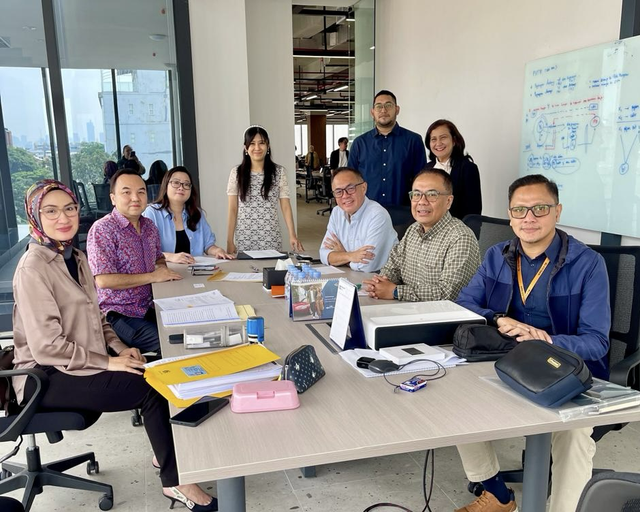 KB Bank dan PT Solusi Sinergi Digital Tbk (Surge) jalin kerja sama pembiayaan terstruktur dalam mendukung tahap awal implementasi 5G FWA 1,4GHz. Foto: Dok. KB Bank