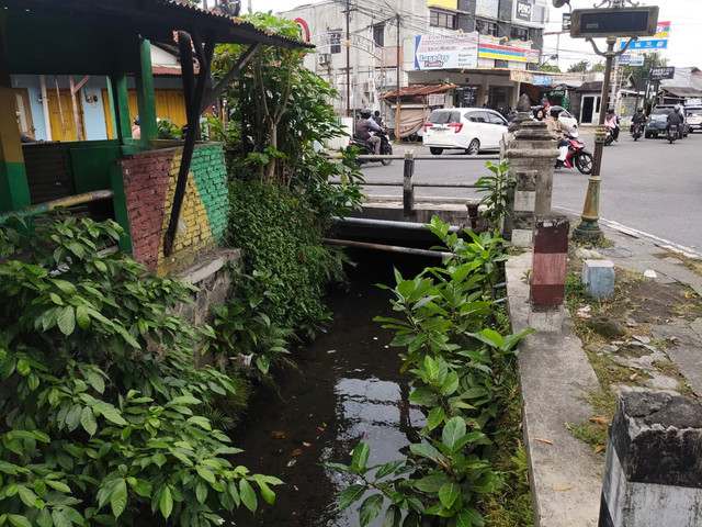 Gorong-gotong tempat percobaan pelecehan anak yang dilakukan RK, Jumat (13/2/2026). Foto: Arfiansyah Panji Purnandaru/kumparan