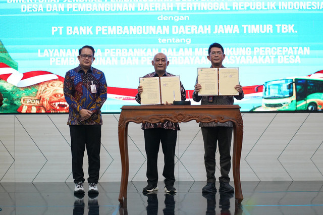 Bank Jatim melakukan penandatanganan Perjanjian Kerja Sama dengan Dirjen Pembangunan Desa dan Perdesaan Kemendes PDT, pada Kamis (12/2/2026). Foto: Dok. Bank Jatim