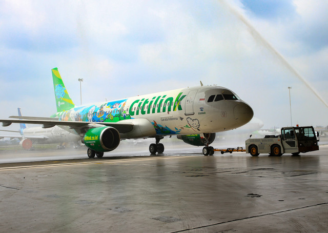 Pesawat Air Bus 320 dengan corak pessawat baru memasuki hangga saat peluncuran corak pesawat (livery) Citilink di Garuda Maintenance Facility AeroAsia Bandara Soekarno Hatta, Tangerang, Banten, Jumat (13/2/2026). Foto: Muhammad Iqbal/ANTARA FOTO